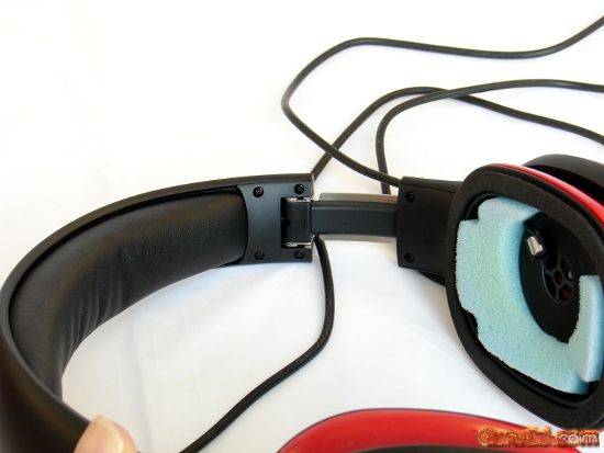 No swivel, only the inner ear cup moves.